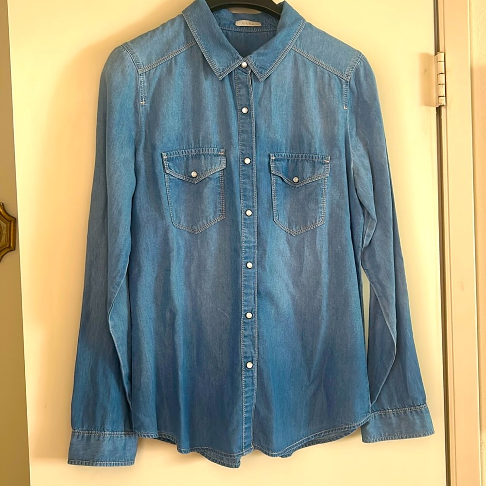 NWOT.  Nordstrom’s Hinge, women’s long sleeve and lightweight denim shirt.
